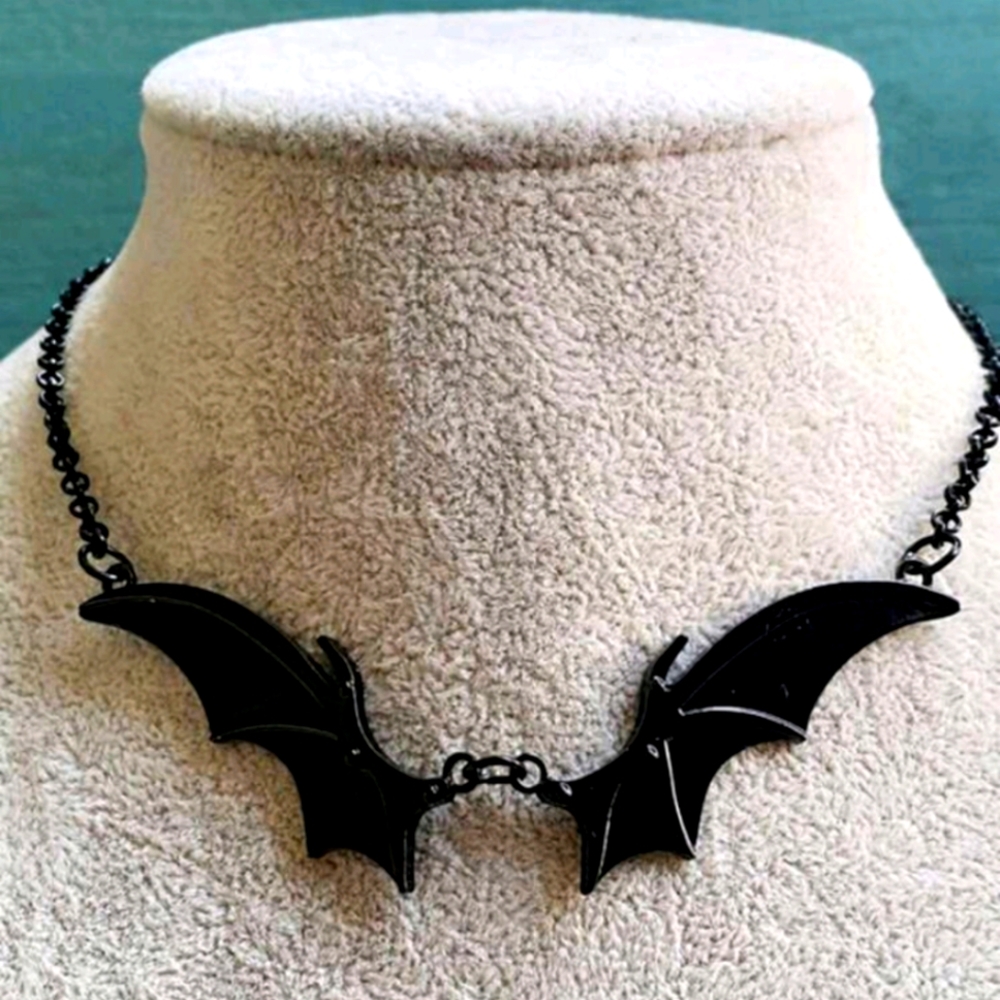 GOTHIC/HALLOWEEN DARK STYLE VAMPIRE BAT WING necklace - Picture 1 of 3